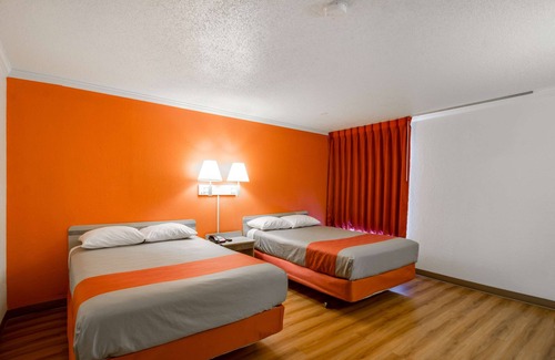 Waukegan Hotel | Motel 6 Waukegan, IL