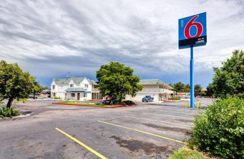 Arvada Plaza Area Hotel | Motel 6-Wheat Ridge, CO - West - Denver North