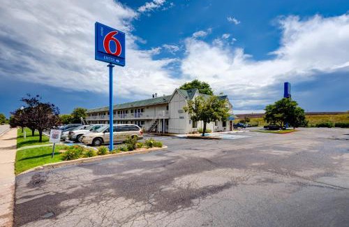 Arvada Plaza Area Hotel | Motel 6-Wheat Ridge, CO - West - Denver North