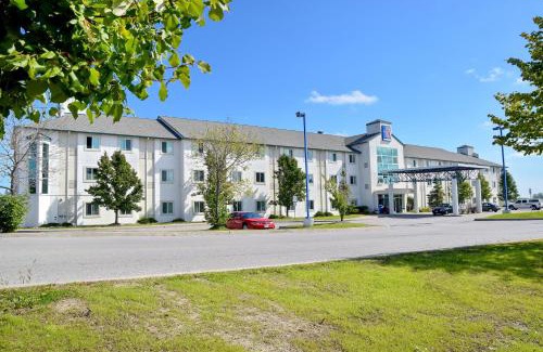 Whitby Hotel | Motel 6-Whitby, ON - Toronto East