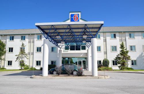 Whitby Hotel | Motel 6-Whitby, ON - Toronto East