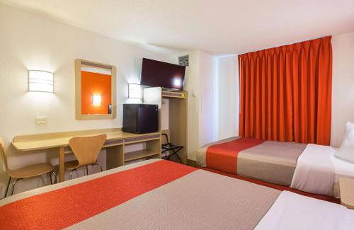 Whitby Hotel | Motel 6-Whitby, ON - Toronto East