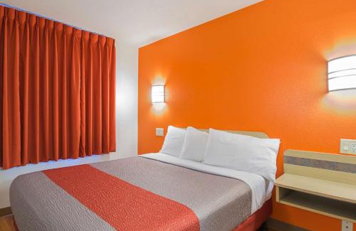 Whitby Hotel | Motel 6-Whitby, ON - Toronto East