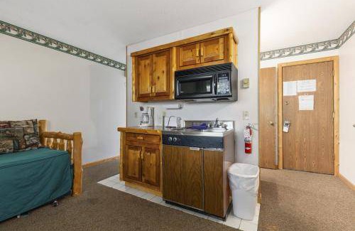 Breezy Point Hotel | Motel ∙ 8 guests