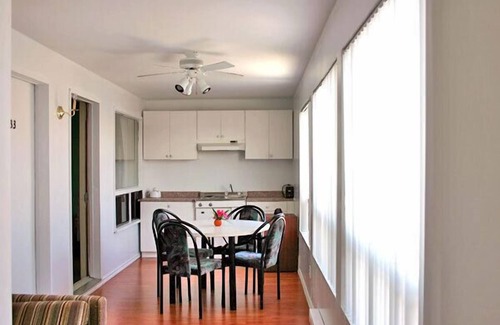 Ste Anne de Beaupre Hotel | Motel Bellevue