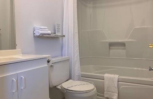 Baie-St-Paul Hotel | Motel Des Cascades: Room with 2 Large Queen-Size Beds