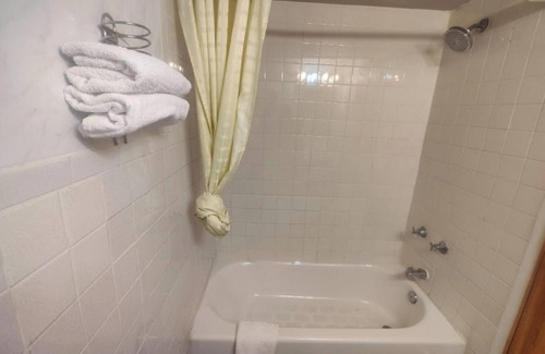 Wildwood Hotel | Motel Edgebrook Chicago North Shore by OYO