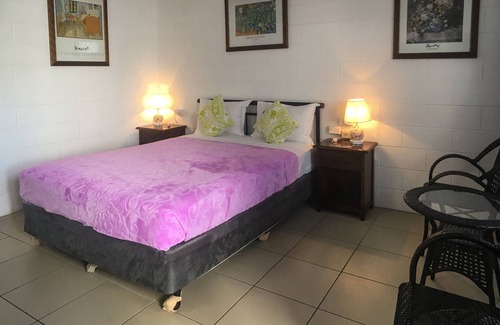 Woree Resort | Motel room with bath