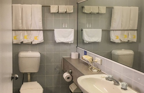 Woree Resort | Motel room with bath