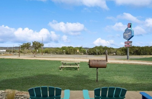 Graford Hotel | MotorBoat Inn Suite 12