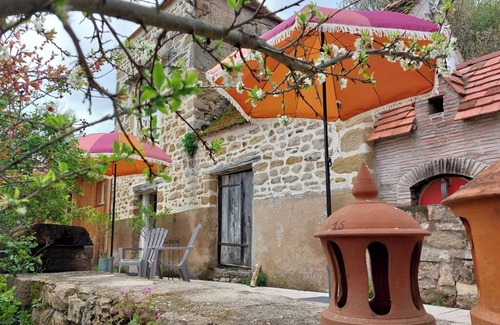 Chardonnay Apartment | Moulin Fouché | The Pigeon Tower | Cozy gite with large terrace near a nice lake