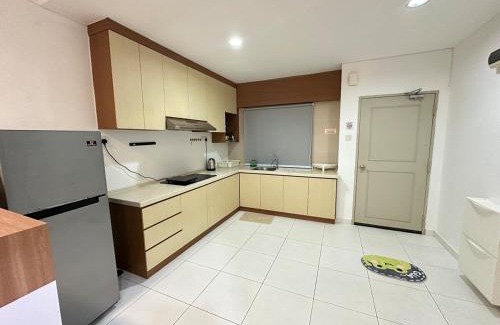 Taman Mount Austin Apartment | Mount Austin Akademik 2 parking spaces 3 double beds
