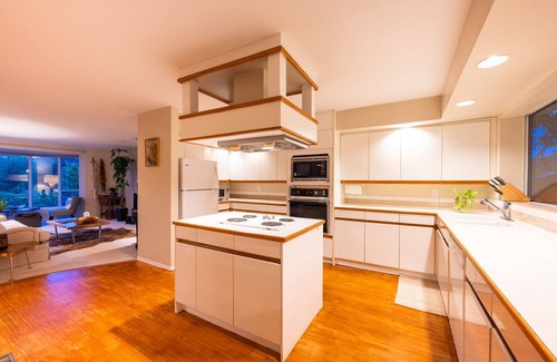 Caulfeild House | Mountain and ocean view artful deco 5 bedrooms house