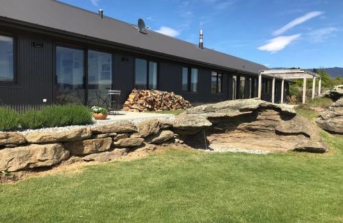 Alexandra Apartment | Mountain and river view retreat