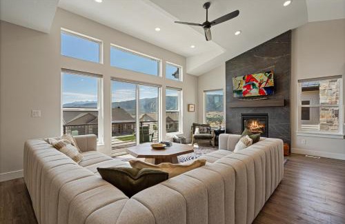 Wolf Creek House | Mountain Art Retreat at Wolf Creek Resort