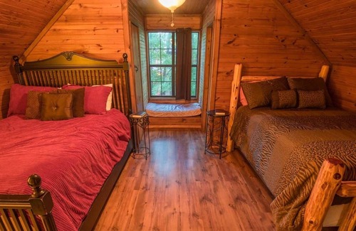 Broken Bow Cabin | Mountain Bear Lodge Includes Roku TV, Wifi, Hot Tub, and BBQ by Redawning