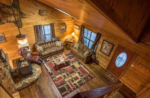 Broken Bow Cabin | Mountain Bear Lodge Includes Roku TV, Wifi, Hot Tub, and BBQ by Redawning