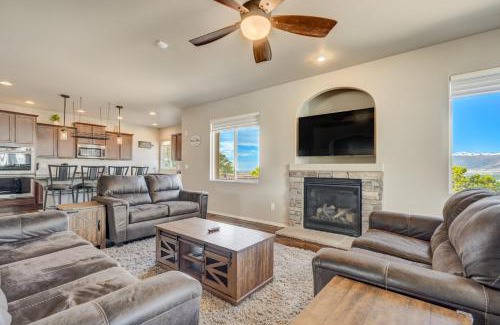 Woodmoor Villa | Mountain Breeze Villa w Mountain Views and Air Hockey