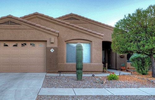 Oro Valley House | Mountain Calling 3BR by Casago