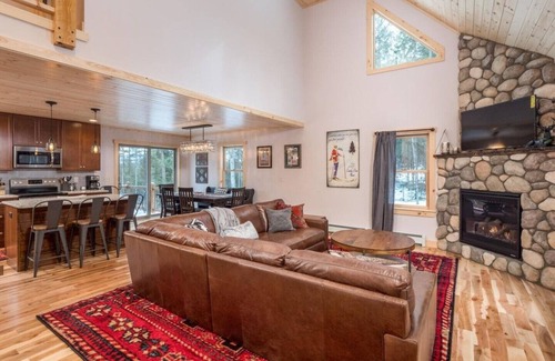 Bethel House | Mountain Chalet with hot tub and game room