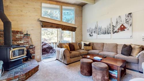 Mammoth Lakes House | Mountain Chateau Retreat - Desirable Resort 4 BDR