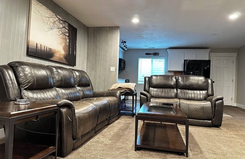 Murray House | Mountain & City Getaway: 6BR, 2 Kitchens, 3 Bathrm