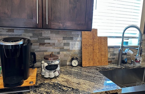 Murray House | Mountain & City Getaway: 6BR, 2 Kitchens, 3 Bathrm