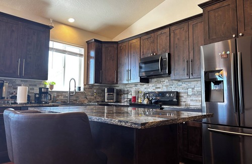 Murray House | Mountain & City Getaway: 6BR, 2 Kitchens, 3 Bathrm