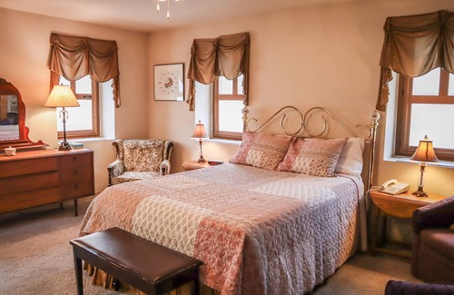 Mount Holly Springs Hotel | Mountain Creek Tavern