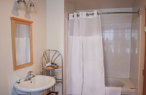 Mount Holly Springs Hotel | Mountain Creek Tavern