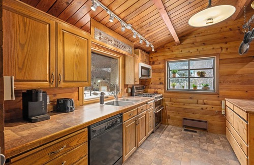 Snowbird Cabin | Mountain Family Cabin w/4 bedrooms & pool table