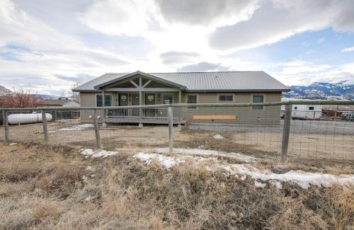 Gardiner House | Mountain Getaway with Views Less Than 1 Mi to Yellowstone