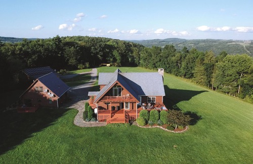 Callicoon House | Mountain House & Cottage at Seminary Hill by AvantStay