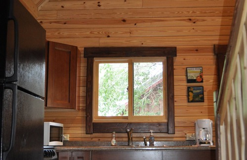 Gardiner Cabin | Mountain King Cabin above the Yellowstone River-Six Blocks to Yellowstone Park