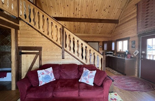 Gardiner Cabin | Mountain King Cabin above the Yellowstone River-Six Blocks to Yellowstone Park