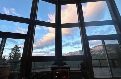 Columbine Lake House | Mountain Lodge - Two Master Suites, new Hot Tub, Pets, only a mile to Ski Area