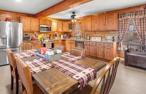Cleveland Cabin | Mountain Log Cabin W/hot tub - 10 min From Helen, GA - Pet Friendly