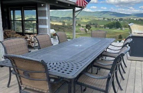 Independence Cabin | Mountain Meadows Cabin in the heart of Christmas Tree Farms with Amazing Views!n
