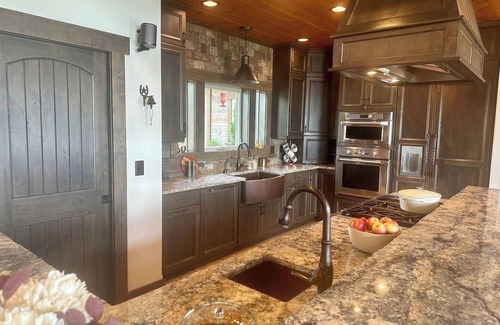Elmo House | Mountain Modern Family 6-Acre Luxury Home w/Lake View & Nearby Lake Access
