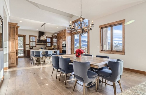 Three Peaks House | Mountain Oasis Dreams, 7 bedroom home with Hot tub,