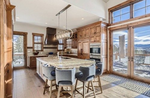 Three Peaks House | Mountain Oasis Dreams, 7 bedroom home with Hot tub,