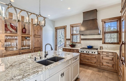 Three Peaks House | Mountain Oasis Dreams, 7 bedroom home with Hot tub,