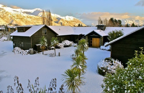 Wanaka Cabin | Mountain Range Lodge- Space, Privacy, Luxury.