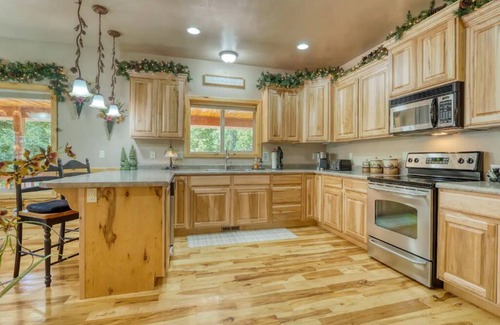 Meadow View Heights Cabin | Mountain retreat in Duck Creek. Prime location.