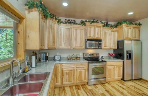 Meadow View Heights Cabin | Mountain retreat in Duck Creek. Prime location.