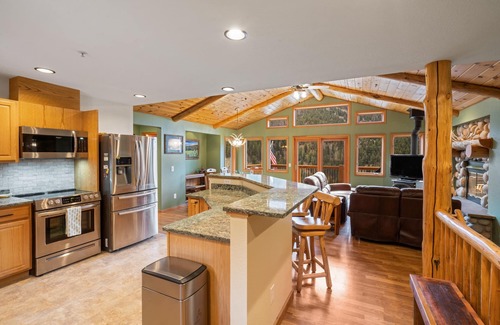 Gallatin Gateway House | Mountain Retreat Overlooking The Gallatin River