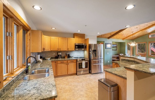 Gallatin Gateway House | Mountain Retreat Overlooking The Gallatin River