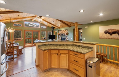 Gallatin Gateway House | Mountain Retreat Overlooking The Gallatin River