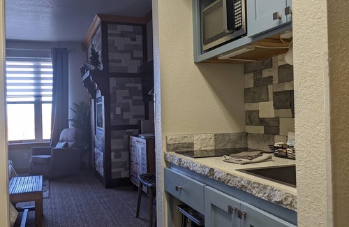 Brian Head Apartment | ✦Mountain Retreat✦Hot Tub✦Skiing and Snowboarding✦