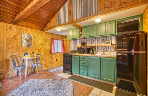 Lyons Cabin | Mountain Retreat: Views, Child-Ready, King Bed